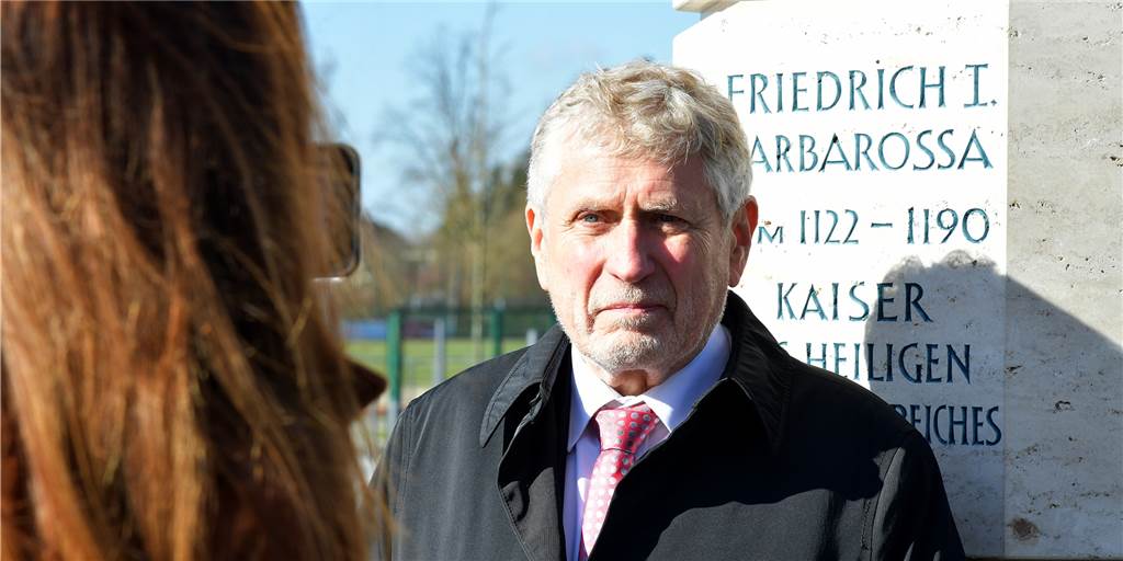 Stauferstele in Selm: Ergebnis von „Riesen-Engagement eines Bürgers“ Prof. Dr. Ralf Schaltenbrand vor der gerade enthüllten Stauferstele auf dem Campus in Selm. Dass unweit des Auenparks das einzige Denkmal dieser Art in Erinnerung an Kaiser Barbarossa steht, geht auf seine Initiative zurück.