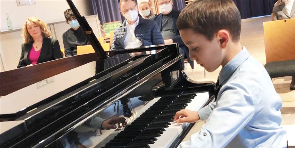 Musikschule Selm hat einen neuen Flügel: Musik kann so schön klingen Der junge Musikschüler Jan-Philipp Wedel war der erste, der während der Einweihungsfeier des Flügels der Musikschule Selm am Instrument spielen durfte.
