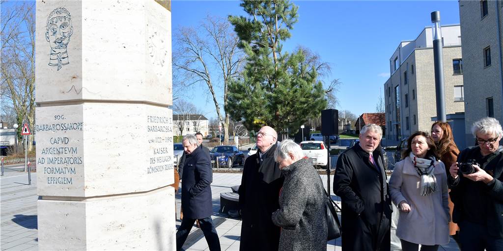 Stauferstele in Selm scheidet die Geister: Nachdenken hilft doch immer Die achteckige Stauferstele auf dem Campus ist ein Hingucker - nicht nur am tag der Einweihung.