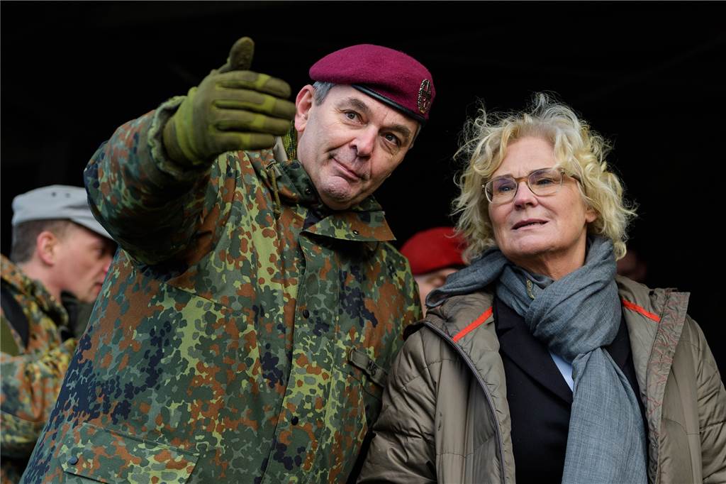Christine Lambrecht (r, SPD), Verteidigungsministerin, spricht bei ihrem Besuch der Panzerlehrbrigade 9 mit Alfons Mais, Inspekteur des Heeres. 