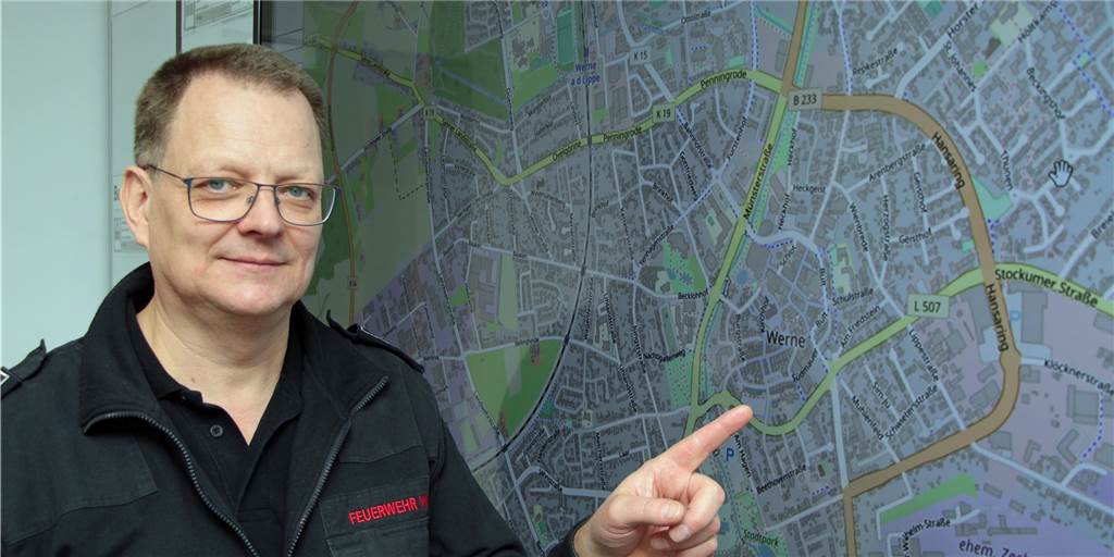 So bereitet sich die Feuerwehr Werne auf große Sturm-Einsätze vor Bei großen Lagen wie den jüngsten Stürmen werden die Einsatzorte auf dem großen Bildschirm auf eine Stadtkarte von Werne übertragen, wie Thomas Temmann zeigt.