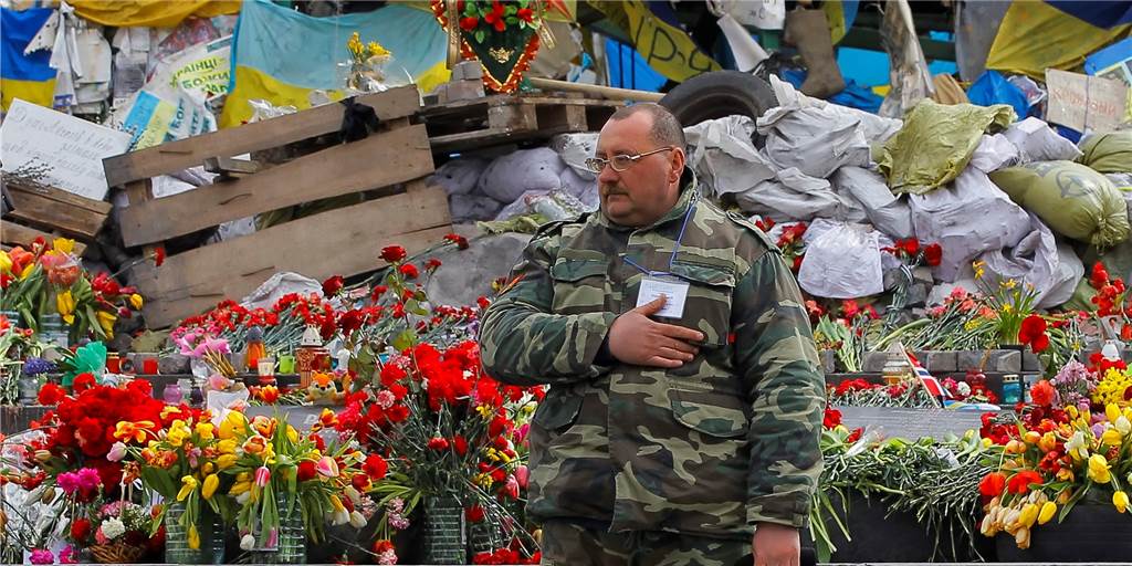 5 Tipps, um die Ukraine besser zu verstehen - Bücher, Podcast, Newsletter Ein Ukrainer während der Maidan-Revolution in Kiew 2014. Damals gingen Zehntausende Ukrainer gegen die Regierung und den Einfluss Russlands auf die Straße. Sie gelten als ausschlaggebend für den derzeitigen Konflikt.