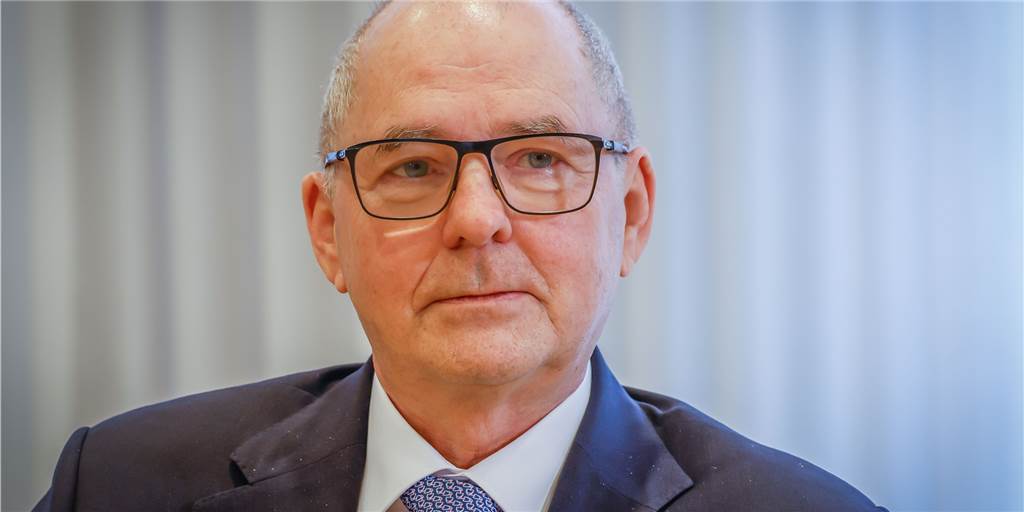 IHK-Chef befürchtet extreme Auswirkungen auf Dortmunder Wirtschaft IHK-Präsident Heinz Herbert Dustmann ist in Gedanken bei den Menschen in der Ukraine. Besorgt zeigt er sich in Dortmund auch über die Auswirkungen des Krieges für die heimische Wirtschaft.