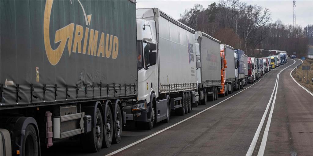 Textilspedition Verwohlt bangt um den letzten Mitarbeiter in der Ukraine Schlange an der Grenze zu Polen: Viele Speditionen wollen ihre Fahrer aus der Ukraine zurückholen. Hierbei handelt es sich um ein Archivbild, das vor wenigen Tagen entstanden ist.