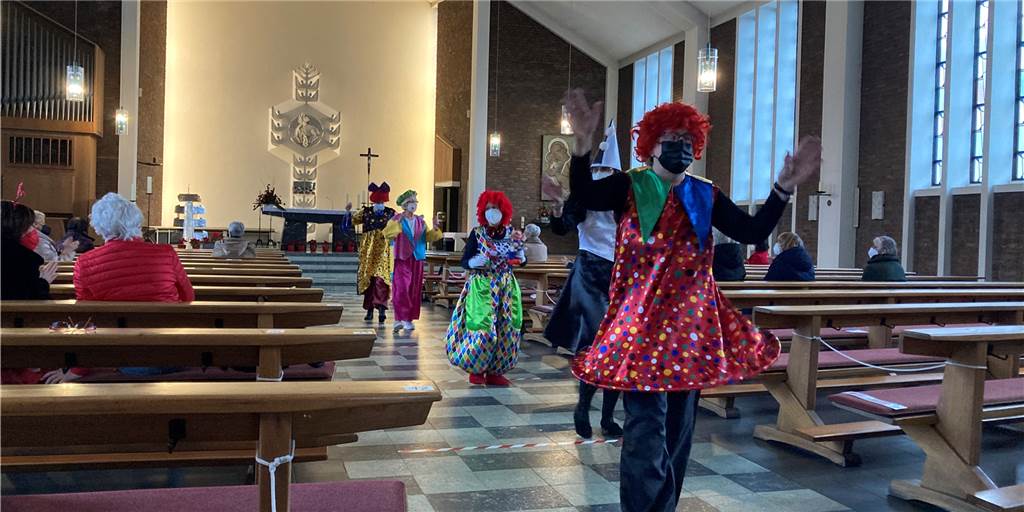 Die Freuen der KFD präsentierte an Weiberfastnacht ihre selbstgenähten Kostüme in der Lüner St.-Gottfried-Kirche.