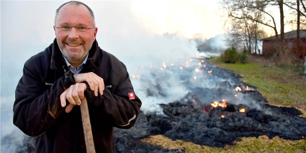 Ob Nutzbrand oder nicht – die Feuerwehr muss bei jeder Alarmierung ausrücken Werner Winters hatte Schlagraum verbrannt – und damit trotz Anmeldung einen Feuerwehreinsatz ausgelöst.