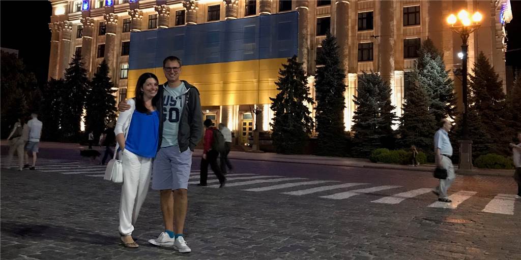 Katja Holtwisch ist schockiert von dem, was in ihrer alten Heimat passiert Foto vor dem Rathaus: Katja und Christoph Holtwisch besuchten Charkow in der Ostukraine im Jahr 2018.