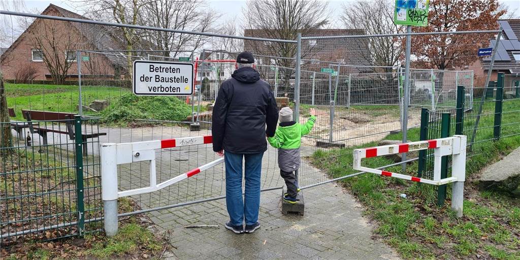 Paul (4) aus Asseln vermisst seinen Spielplatz - jetzt will die Stadt handeln Paul fragt seinen Großvater Rainer Gudat, wann er wieder auf dem Spielplatz in Asseln toben darf. Seit Monaten ist dieser eingezäunt.