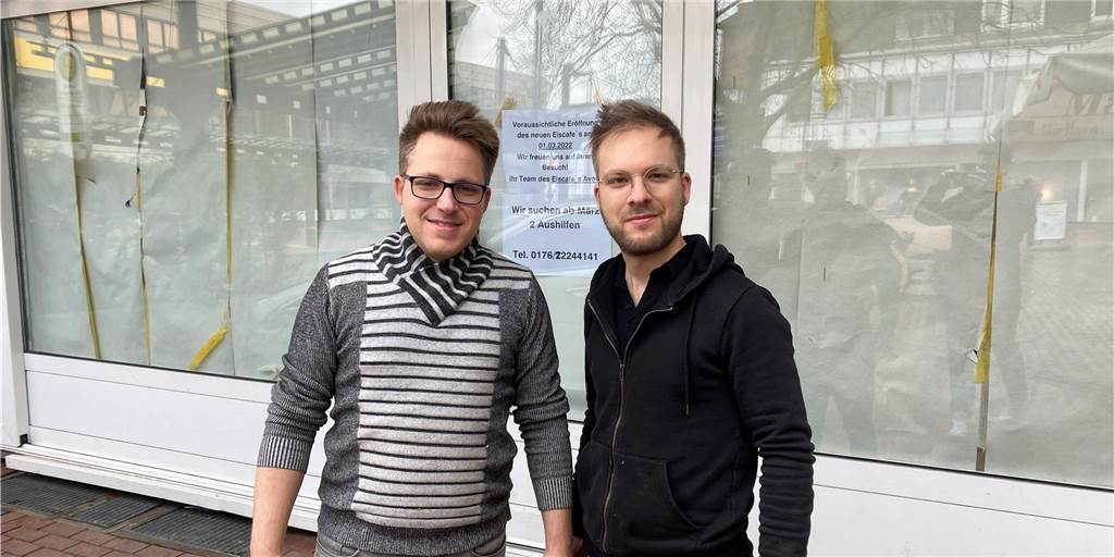 Neue Eisdiele in Castrop-Rauxel: Geplante Eröffnung verzögert sich Hinter den abgedeckten Fensterscheiben des zukünftigen "Eiscafé Avola" müssen die Brüder Vincenzo (links) und Guiseppe Floridia noch einiges renovieren. Deswegen verzögert sich jetzt die Eröffnung.