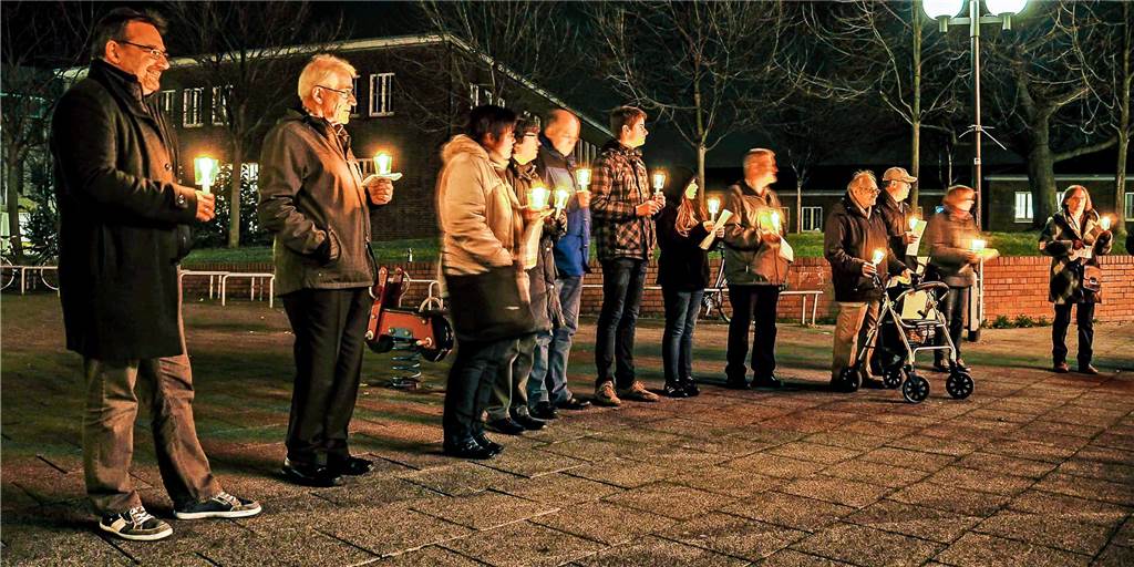 Christen in Eving lassen alte Tradition wegen Ukraine-Krieg wieder aufleben So sah's bei der „Haltestelle für Vielfalt und Toleranz“ aus, die in den Jahren 2015 und 201616 zwischen dem Real-Gebäude und der Bezirksverwaltungsstelle stattgefunden hat.