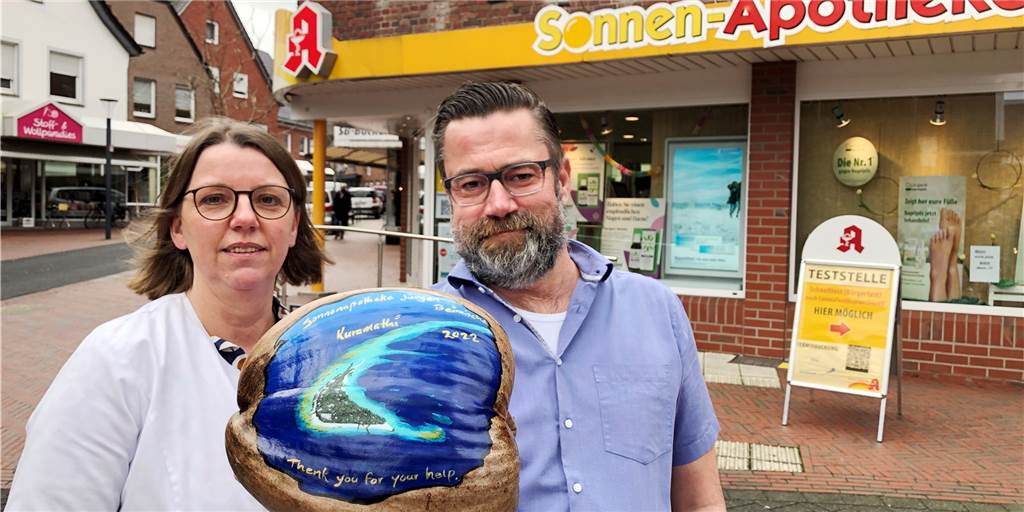 Medikament für die Malediven: Apotheker erhält Kokosnuss als Dankeschön "Thank you for your help": Katja Krumme und Jürgen Beimesche von der Stadtlohner Sonnenapotheke freuen sich über die bemalte Kokosnuss von den Malediven, die sie jetzt als Dankeschön für eine ungewöhnliche Medikamentenlieferung erhielten.