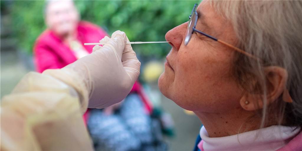 Hygienemaßnahmen und regelmäßige Tests in Seniorenheimen bleiben weiter wichtig, so die Stadtverwaltung, denn gerade bei älteren Menschen kommt es häufiger zu Impfdurchbrüchen.
