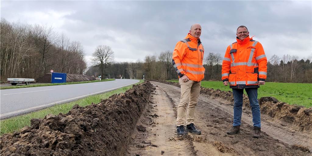Heimspiel: Tiefbauer Gerhard Althaus baut Radweg fast vor seiner Haustür Christian Abbing (Kreis Borken) und Tiefbauer Gerhard Althaus sind mit dem Baufortschritt für den neuen Radweg am Gescher Damm zufrieden.