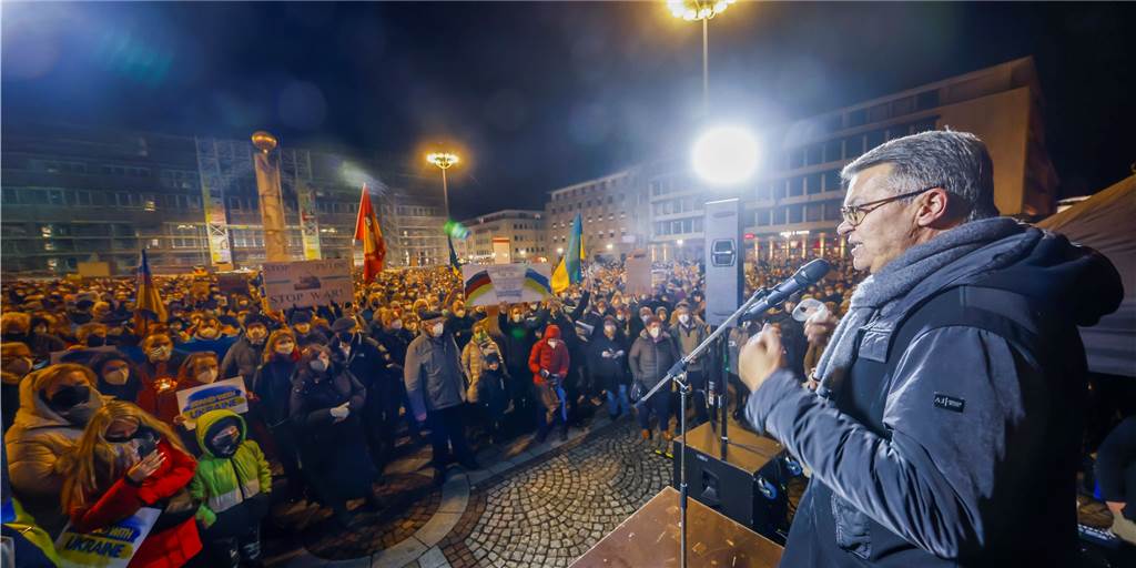 Große Pro-Ukraine-Demo auf Dortmunds Friedensplatz - wir berichteten live Große Pro-Ukraine-Demo auf Dortmunds Friedensplatz - wir berichteten live