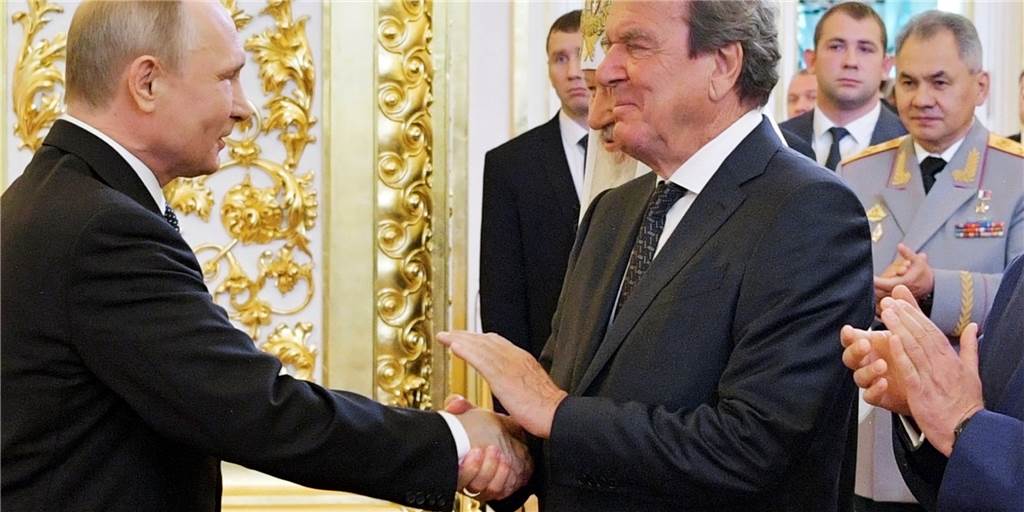Putin-Freund Schröder und der Krieg: Das sagen Schmeltzer und Thews Wladimir Putin, Präsident von Russland (l.), pflegt mit Gerhard Schröder, ehemaliger Bundeskanzler, seit vielen Jahren eine Männerfreundschaft.