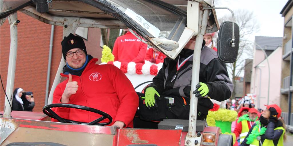 Karneval 2022 ohne Umzug durch Selm: „Da blutet das Karnevalistenherz“ Der KG-Vorsitzende Tobias Steinbrink steht nicht nur winkend auf dem Karnevalswagen. Zum zweiten Mal in Folge ist der Umzug in Selm aber ausgefallen.