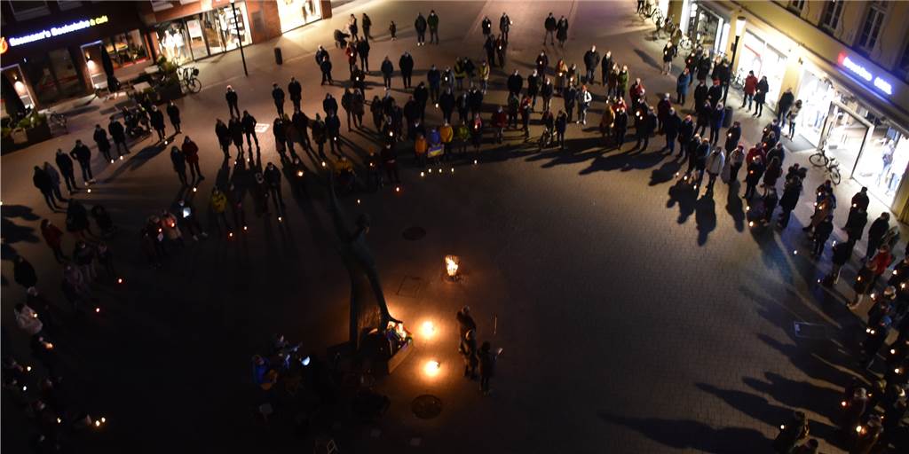 Mit Video: Hunderte Ahauser setzen am Mahner Zeichen für Frieden Der Blick vom Dach der Kirche St. Mariä Himmelfahrt: Hunderte Menschen haben sich am Samstagabend rund um den Mahner versammelt, um gemeinsam zu beten und ein Zeichen gegen den Krieg in der Ukraine zu setzen.