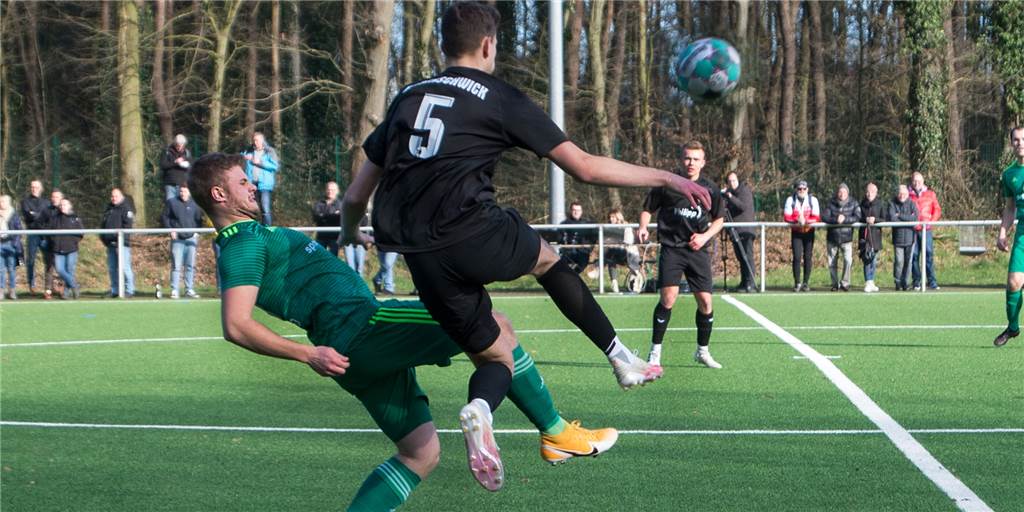 Chancen auf beiden Seiten: Lippramsdorf verpasst gegen Erkenschwick die Überraschung Intensive Zweikämpfe wie hier zwischen Henrik Kleinefeld (l.) und Andreas Ovelhey gab es beim 2:1-Pokalsieg der Erkenschwicker beim SV Lippramsdorf viele.