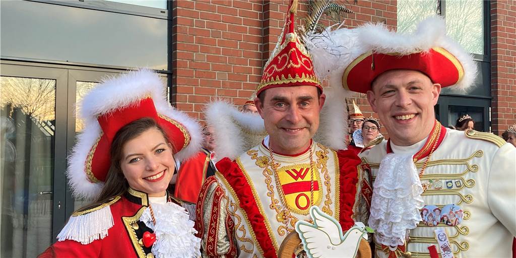 Wegen Ukraine-Konflikt: „Wir grüßen mit einem ruhigen Helau“ Nach der Übergabe des mit einer Friedenstaube markierten Schlüssels der Stadt. Das Dreigestirn des Olfener Karnevals; Funkemariechen Maike Benning, Karnevalsprinz Mike Nocke und Johann Tobias Nierhoff.