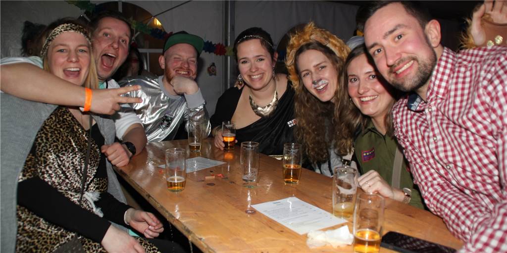 Viele Fotos vom Karneval in Olfen: So war die Party in der Ratsschänke Trotz Corona und kriegerischer Auseinandersetzung in der Ukraine. Beim Olfener Karneval präsentierten sich am Samstagabend die Jecken in der Ratsschänke Olfen einfallsreich kostümiert und versprühten gute Laune.