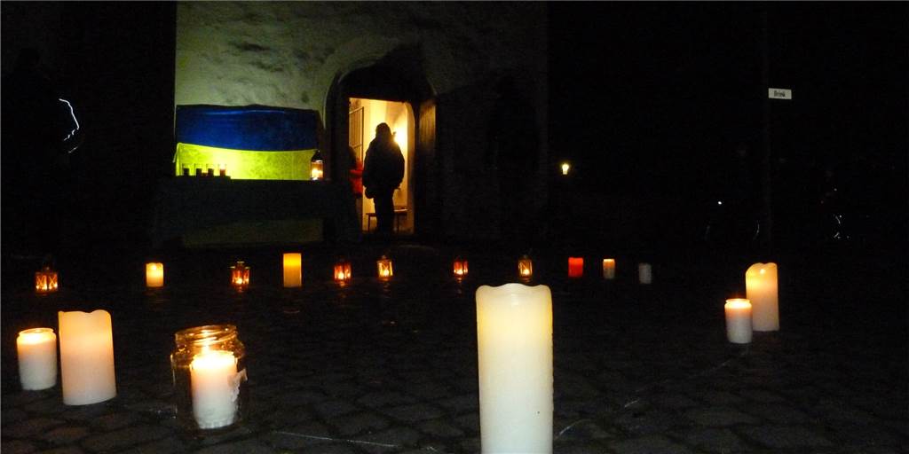 Ukraine: 200 Menschen setzten in Selm Zeichen für Solidarität und Frieden Rund 200 Teilnehmer versammelten sich um das Lichterherz vor der Friedenskirche zum gemeinsamen Friedensgebet.
