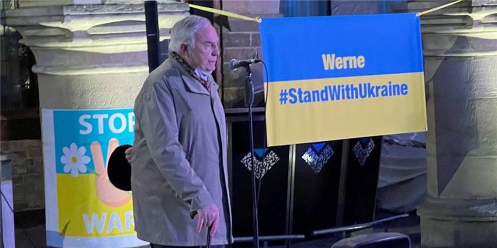 Ukraine-Konflikt: Erste Flüchtlinge aus der Ukraine in Werne erwartet Rund 250 Werner nahmen Samstagabend an der Solidaritäts-Kundgebung für die Ukraine teil. Passend war das Rathaus in den Nationalfarben Blau und Gelb angestrahlt.