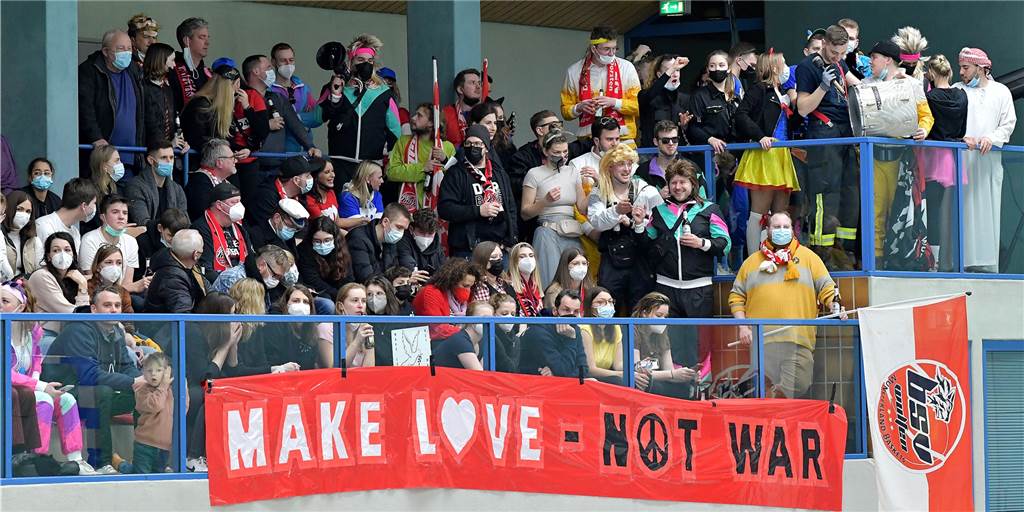 „Der Krieg muss enden“: Ukrainerin mit bewegenden Worten vor Basketball-Pokalspiel Das Plakat "Make Love not War" war die ganze Partie über in der Ballspielhalle zu sehen.