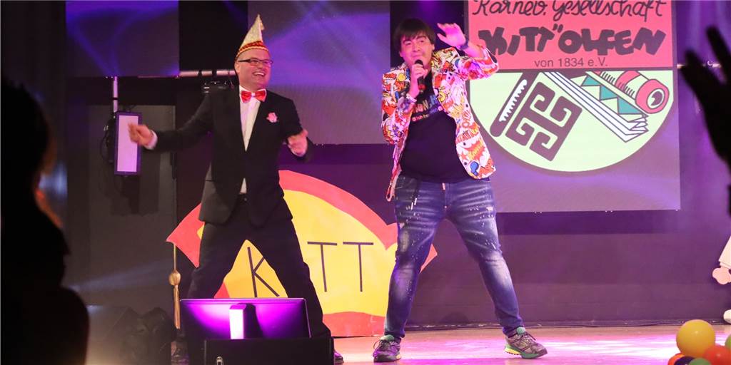 Gute Stimmung beim Online-Karneval in Olfen - auch ohne Olaf Henning Künstler Monchi holte sich beim Online-Prinzenball in Olfen Verstärkung aus dem Publikum.
