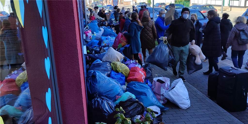 Ralf Brüser startet Hilfe für Ukraine-Flüchtlinge: „Resonanz ist Wahnsinn“ An der Berghofer Straße war zeitweise kein Durchkommen mehr, so groß war die Hilfsbereitschaft.