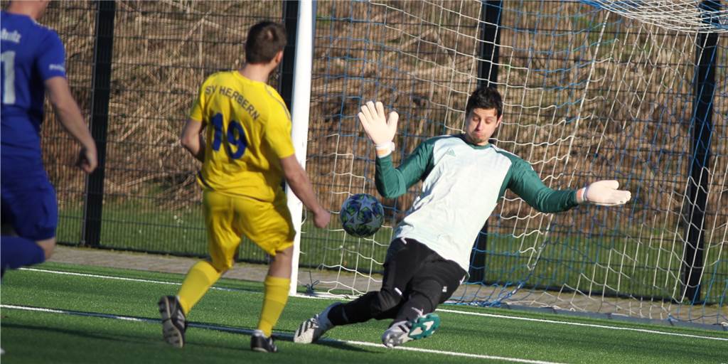 „Hinten wie ein Hühnerhaufen“: SV Südkirchen verspielt gegen C-Ligist SV Herbern III 2:0-Führung Maik Steincke (l.) vom SV Herbern III trifft zum 1:2-Anschluss gegen Christopher Mayr (r.) vom SV Südkirchen.