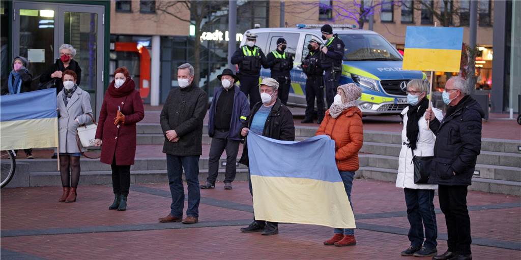 Die Teilnehmer der Mahnwache am Sonntagabend (27. Februar) am Rathaus verharrten über Minuten in Stille.