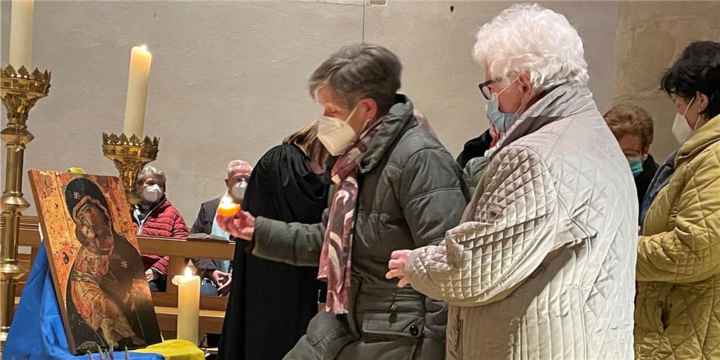 Friedensgebet in Werne: „Es ist so schrecklich, ich habe etwas Trost gesucht“ Die Gläubigen entzündeten mehr als 200 Kerzen für den Frieden in der Ukraine.