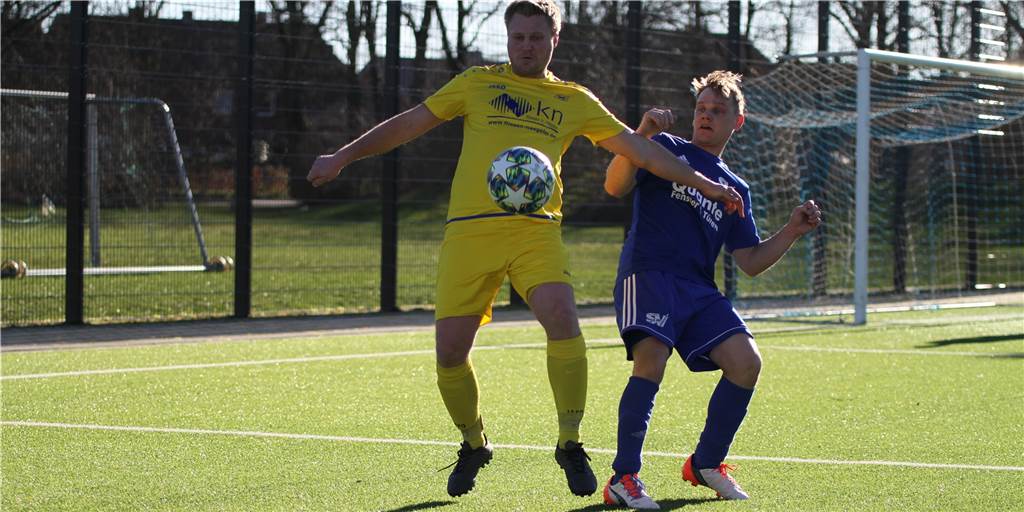 Viele Fotos vom Test zwischen dem SV Südkirchen und SV Herbern III Julian Rohlmann (r.) und der SV Südkirchen lieferten sich ein enges Duell gegen den SV Herbern III.