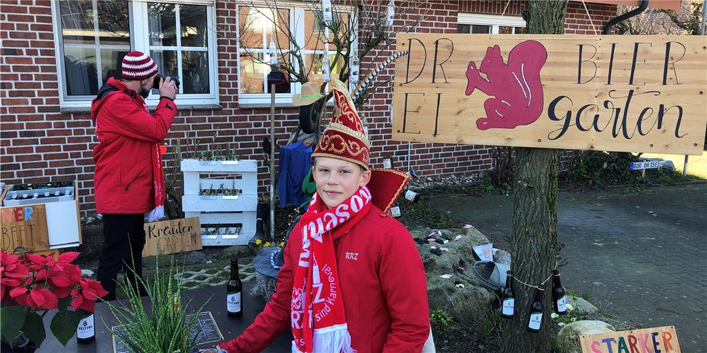 Karneval trotz Krieg und Corona: „Es bleibt ein blöder Beigeschmack“ Prinz Luis, seine Prinzessin Carla und Vorstandsmitglieder des RRZ besuchten am Rosenmontag geschmückte Vorgärten und Eingangsbereiche in der ganzen Gemeinde. Unter anderem den "Drei Eichhörnchen Biergarten" an der Straße "Zum Ehrenmal".