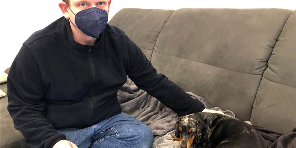 Staffordshire beißt sich in Dackel fest - Hundehalter erlebt Horrorszenario Thomas Ükermann bewacht seine Dackel-Hündin Paula, die nach der Attacke eines Stafford derzeit nur auf dem Sofa liegen kann