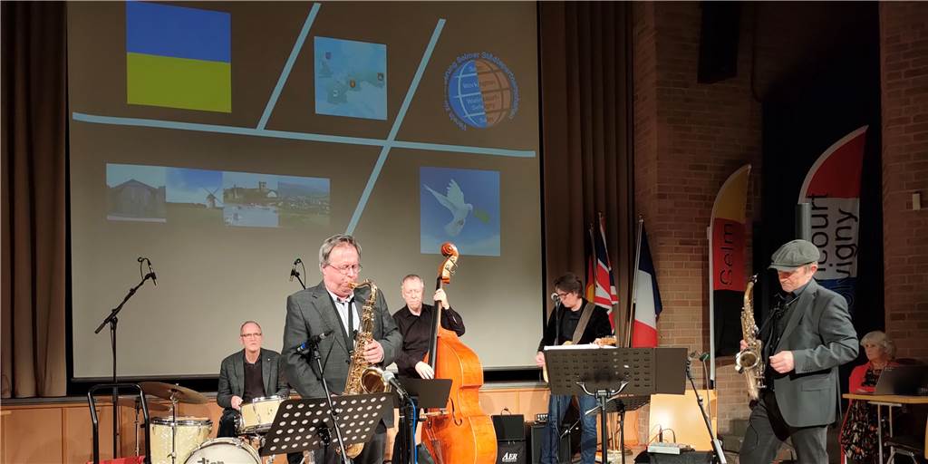 Städtepartnerschaftsverein Selm: Gelungenes Konzert und Ukraine im Herzen Zum Konzert der Band „Well Connected" hatte der Städtepartnerschaftsverein Selm Szenen aus den drei Partnerstädten, aber auch die ukrainische Flagge und eine Friedenstaube auf die Leinwand werfen lassen.