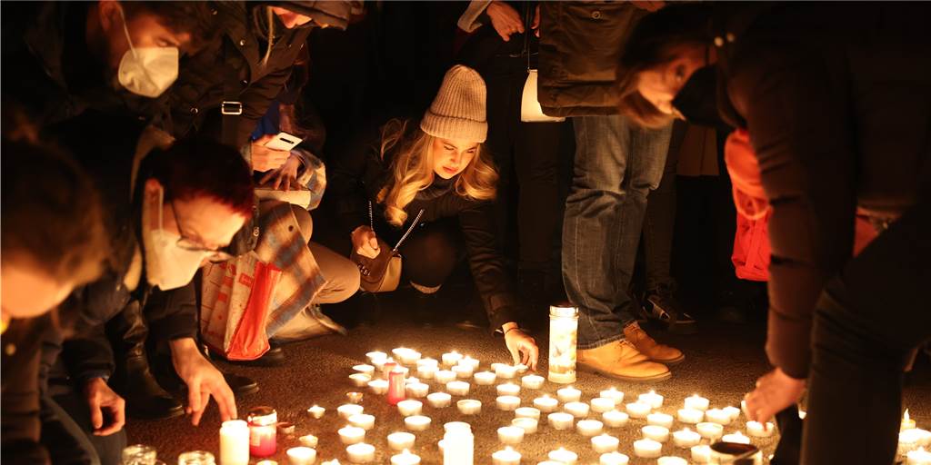 Friedensgebete: Wir fühlen uns machtlos, aber wir sind nicht allein Menschen zünden aus Solidarität mit der Ukraine Kerzen an und demonstrieren gegen Russlands Invasion in die Ukraine (Symbolbild).