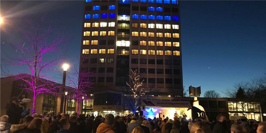 Friedens-Demo in Lünen: Putins Krieg, Solidarität und Hilfsangebote Hunderte Menschen sind am Montagabend bei der Friedenskundgebung für die Ukraine auf dem Lüner Marktplatz zusammengekommen.