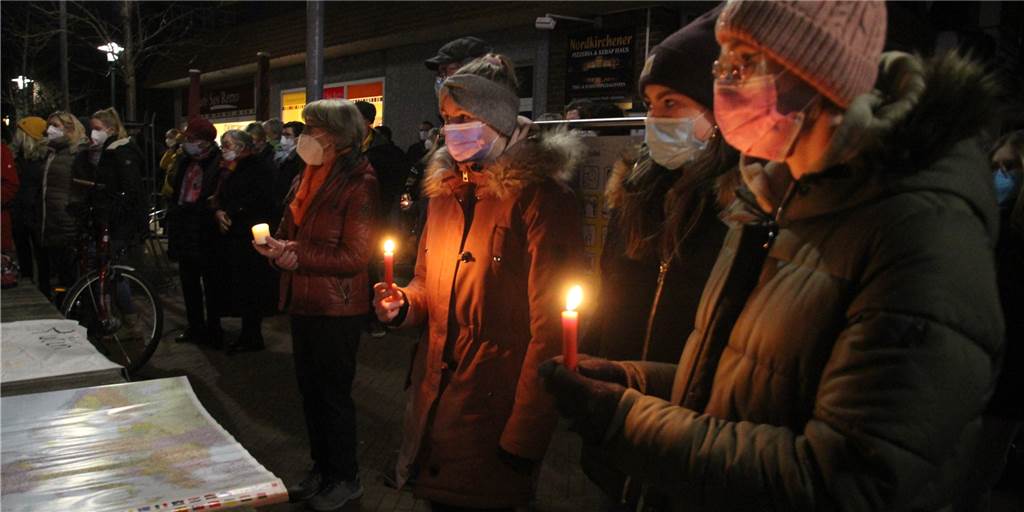 Mahnwache: Rund 160 Nordkirchener sangen für den Frieden in der Ukraine Rund 160 Nordkirchenerinnen und Nordkirchener demonstrierten am Montagabend für den Frieden und protestieren gegen Putins Krieg in der Ukraine.