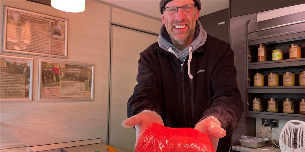 Mit Video: Neuer Markt-Stand in Werne verspricht „Fleisch der kurzen Wege“ Mitarbeiter Dirk Klahold (50) zeigt ein schönes Stück Rumpsteak. "Hackepeter" setzt nach eigenem Bekunden auf regionale Qualität.