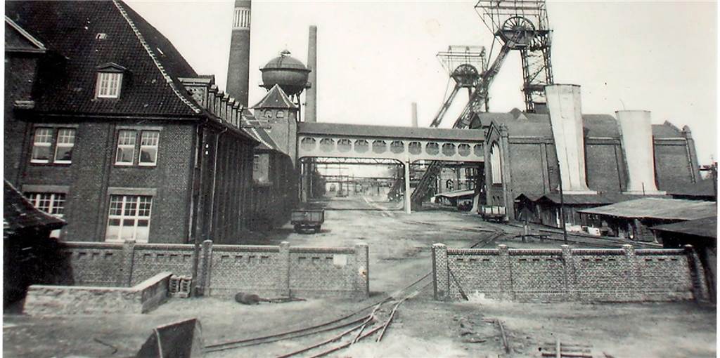 Bergbauschächte in Selm werden verfüllt - fast 100 Jahre nach Schließung der Zeche So sah es noch um 1920 aus am Buddenberg in Selm. Kurze Zeit später wurde die alte Zeche Hermann abgerissen. Die alten Schächte werden jetzt verfüllt.