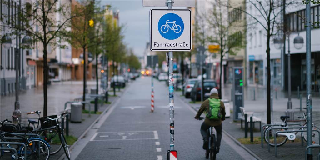 ADFC kritisiert geplante Trassenführung der Velo-Route nach Hombruch Fahrradstraßen - oder Velorouten - gehören zum Radwegekonzept der Stadtverwaltung. Die künftigen Rad-Routen sollen in Dortmund vor allem über über verkehrsarme Straßen führen.