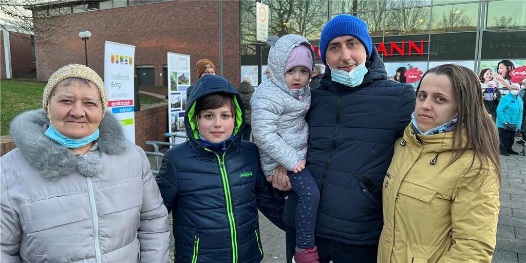Ukraine-Krieg: Familie Pylypets gelingt so gerade noch die gemeinsame Flucht Roman Pylypets (2. v. r.) und seine Familie waren am Montag (28.2.) auf dem August-Wagner-Platz. Dort haben sie an den Friedensgebeten teilgenommen. Sie sind vor wenigen Tagen aus der Ukraine vor dem Krieg geflüchtet.