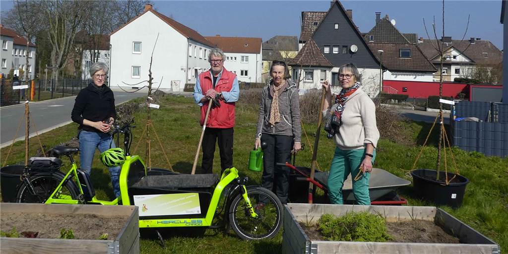 Unbekannte stehlen Lüner Gartenfreunden Apfelbäume im Quartier Das Bild zeigt Quartiersgärtnerin Ute Ellermann (v.l.n.r.) und die Mitglieder des Gartentreffs Augustastraße Peter Becker, Cornelia Bedorf und Christa Bock-Becker.