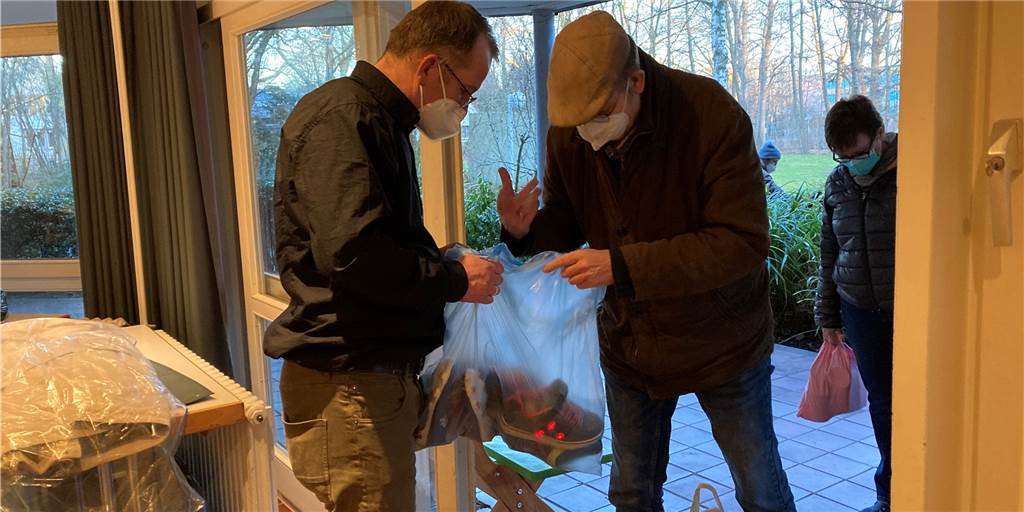 Wer spenden will, muss schnell sein: Aktion für die Ukraine mit Riesenerfolg Jürgen Stemkowicz nimmt eine Spende an.