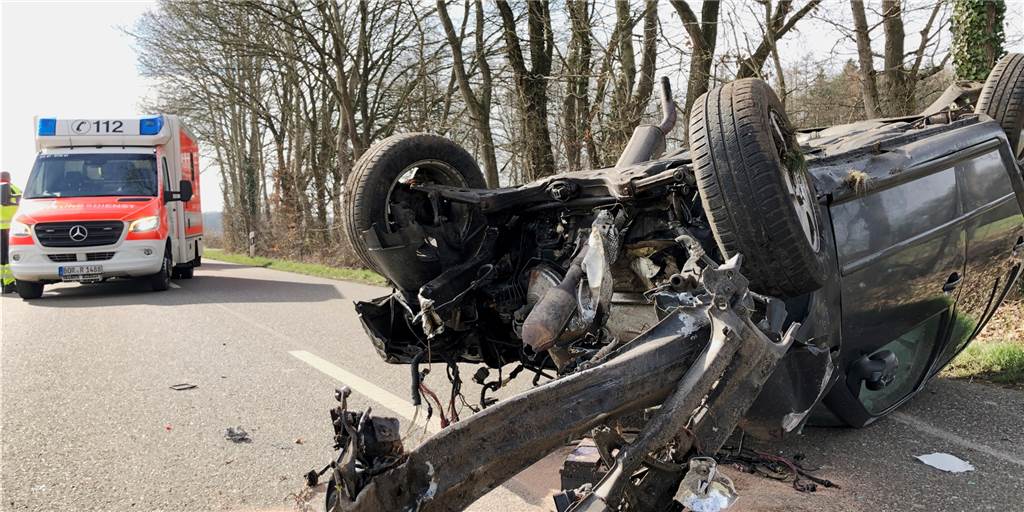 Zwei junge Männer bei Unfall auf dem Düwing Dyk schwer verletzt Der Wagen wurde durch den Aufprall auf einen Baum völlig zerstört.
