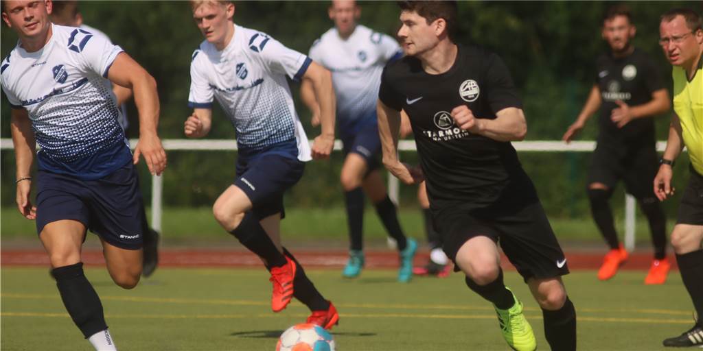 VfB Waltrop holt aus Castrop-Rauxel einen „jungen Stürmer mit sehr viel Qualität“ Marcel Droste (v.r.) bekommt zur neuen Saison in der Offensivabteilung des A-Ligisten VfB Waltrop weitere Verstärkung.