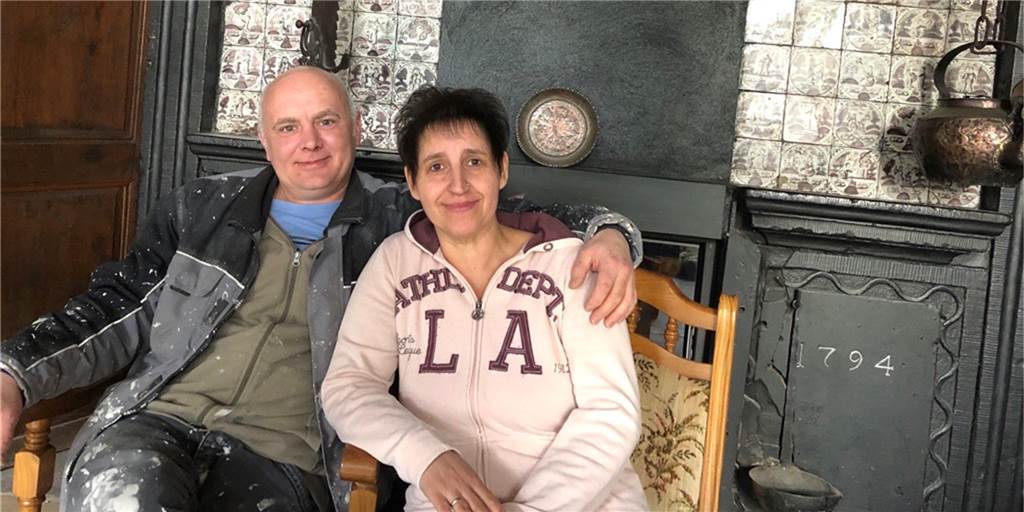 Mike und Bianca Jugel beim Gespräch in ihrer "alten" Mühle. Dort sind sie seit Januar täglich mit dem Ausräumen beschäftigt.