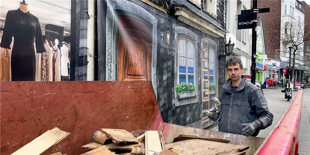 Baucontainer aufgestellt: Andreas Heinz verrät Pläne für „Alt Schwerte“ Eigenhändig packt Andreas Heinz bei den Arbeiten im „Alt Schwerte" an der Hüsingstraße mit an.