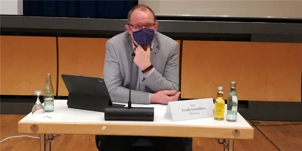 Rätselraten im Ausschuss: CDU möchte Pumptrack-Anlage - aber was ist das? Wernes Jugenddezernent Frank Gründken sitzt an einem Tisch.